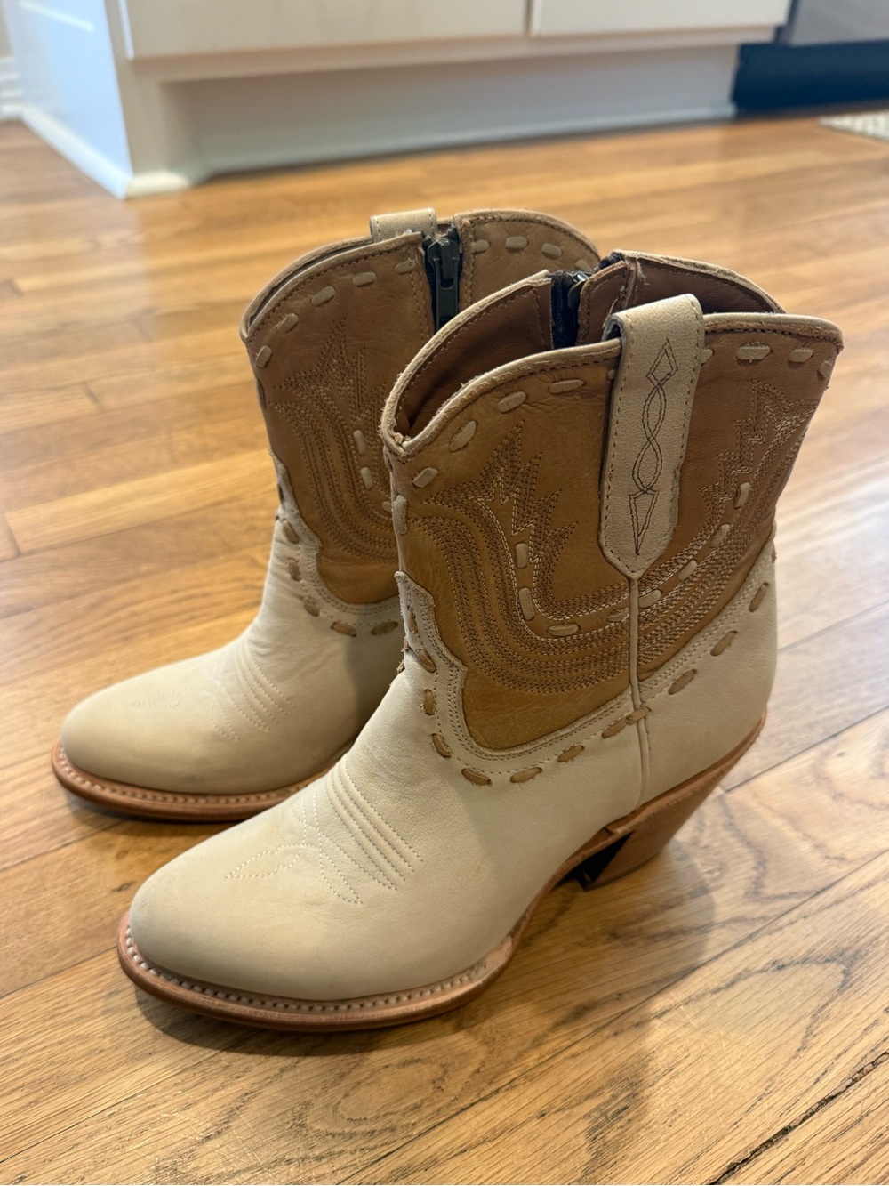 Lucchese Classic Two-Tone Women's Western Boot - Beige/Tan